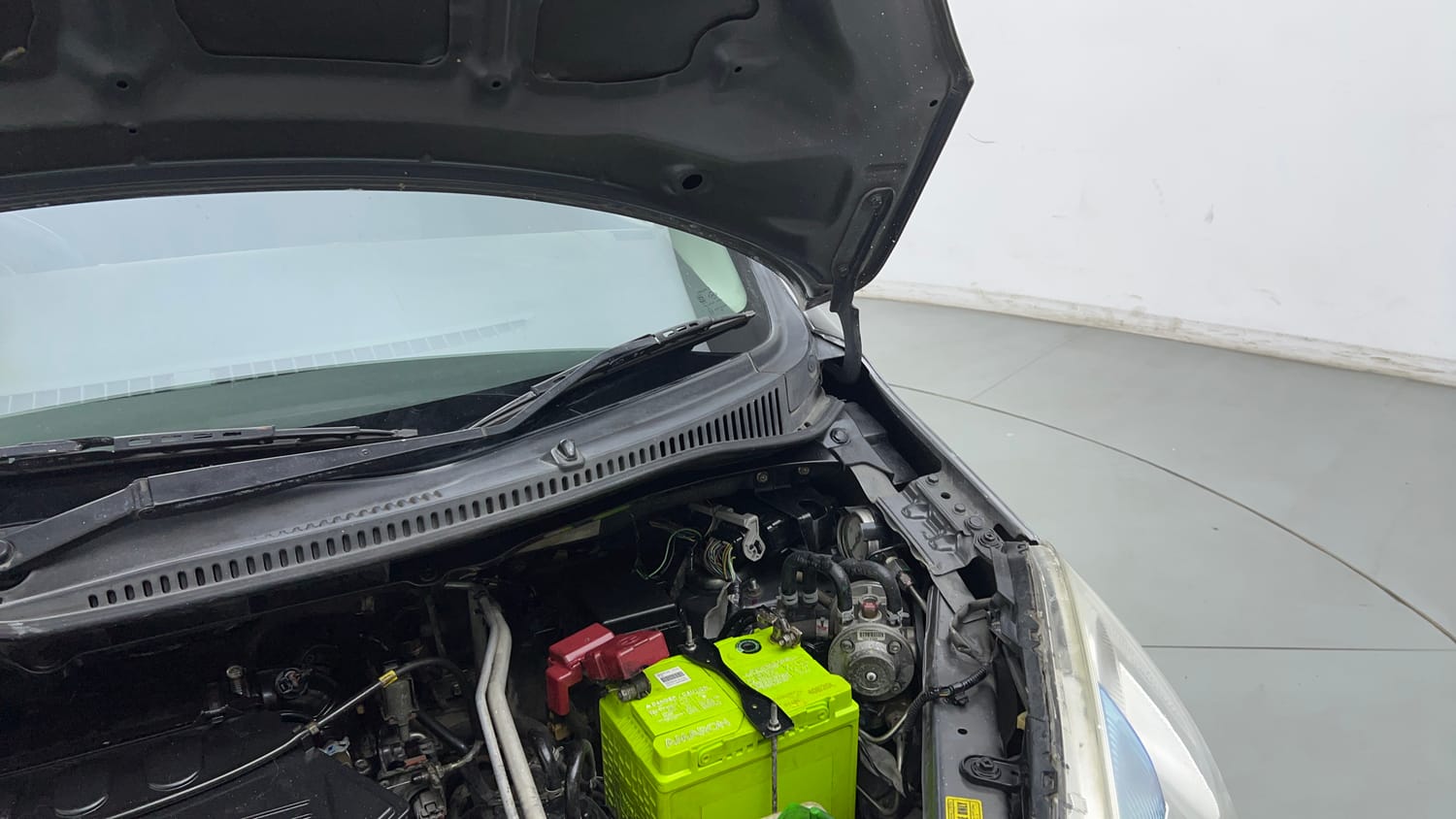 Used 2015 Maruti Suzuki Wagon R LXI CNG Cng Manual engine ENGINE LEFT SIDE HINGE & APRON VIEW