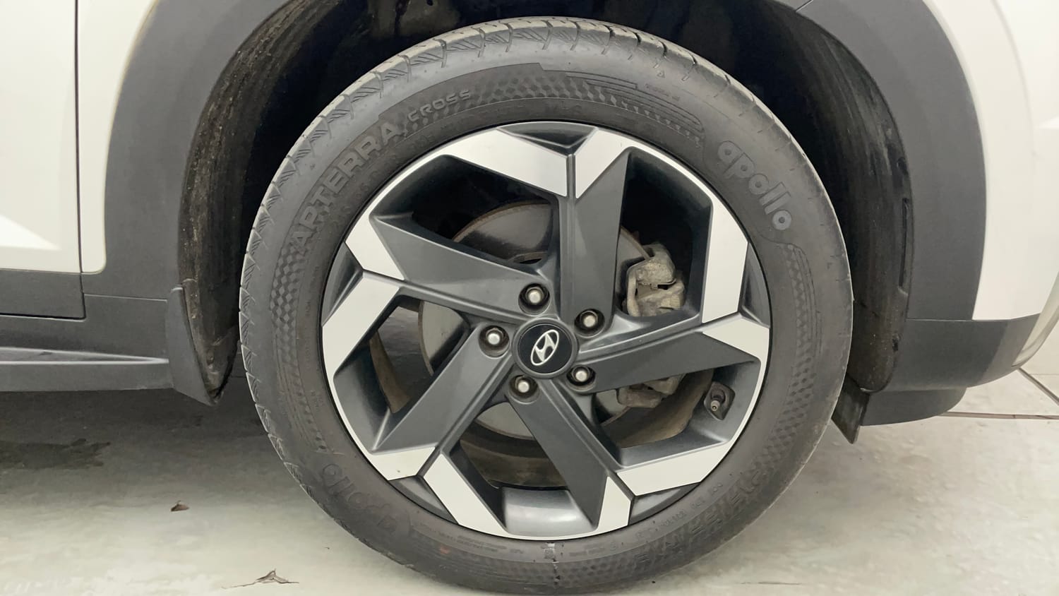 Used 2021 Hyundai Alcazar Platinum (O) 6 STR 2.0 Petrol AT Petrol Automatic tyres RIGHT FRONT TYRE RIM VIEW