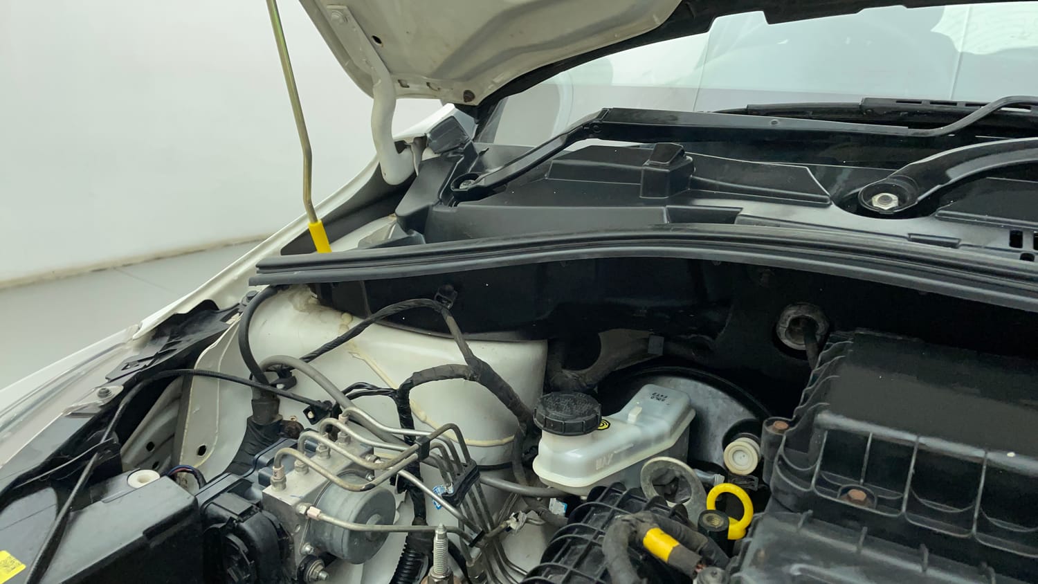 Used 2020 Tata Tiago XZA Petrol Automatic engine ENGINE RIGHT SIDE HINGE & APRON VIEW