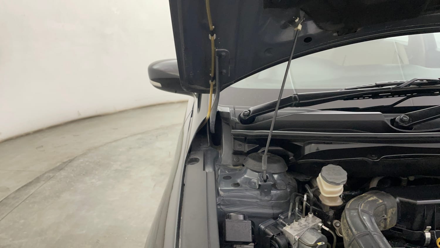 Used 2022 Maruti Suzuki Ciaz Zeta 1.5 Petrol Manual engine ENGINE RIGHT SIDE HINGE & APRON VIEW
