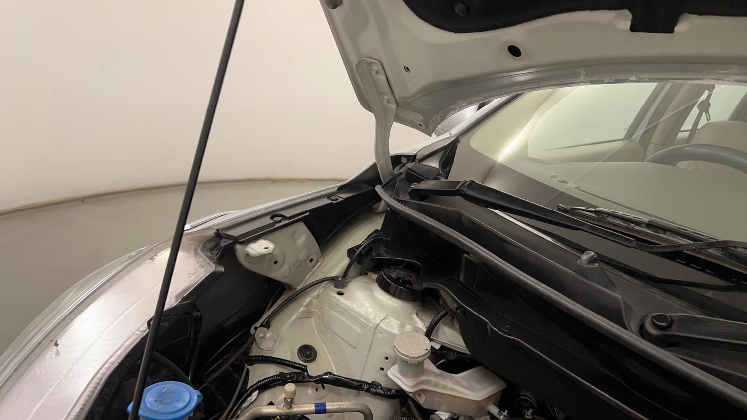 Used 2023 Maruti Suzuki Ertiga ZXi Plus Petrol Manual engine ENGINE RIGHT SIDE HINGE & APRON VIEW