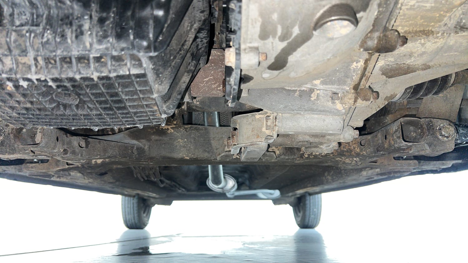 Used 2019 Renault Kwid RXT (O) 1.0 SCE Edition Petrol Manual extra FRONT LEFT UNDERBODY VIEW