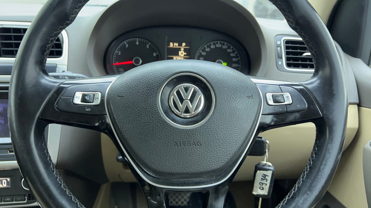 Used 2016 Volkswagen Vento Highline Petrol AT Petrol Automatic top_features Steering mounted controls
