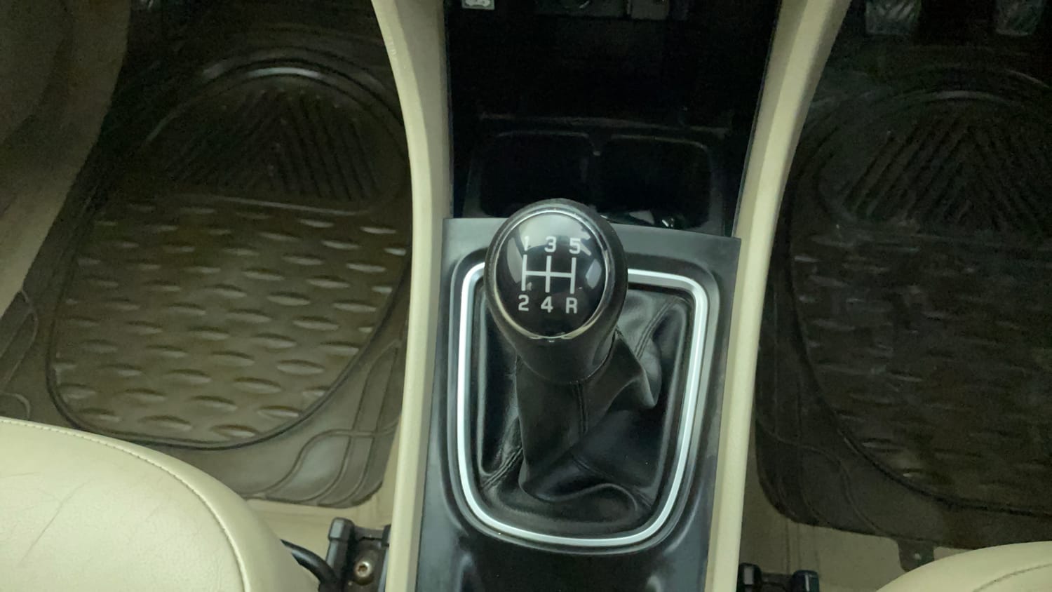 Used 2017 Maruti Suzuki Ciaz Alpha 1.3 Hybrid Diesel Manual interior GEAR  KNOB VIEW