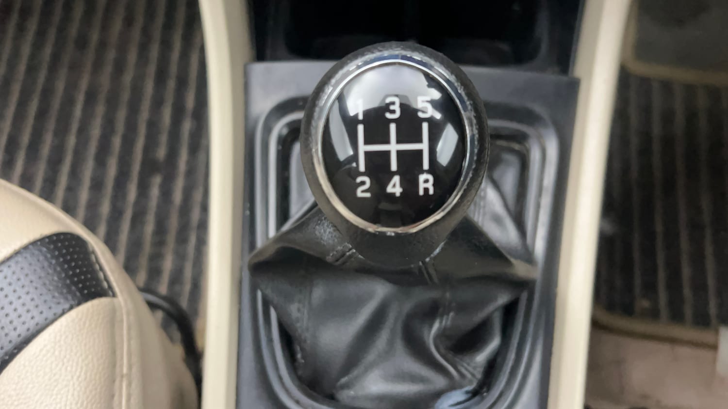 Used 2018 Maruti Suzuki Ciaz Sigma 1.4 MT Petrol Manual interior GEAR  KNOB VIEW