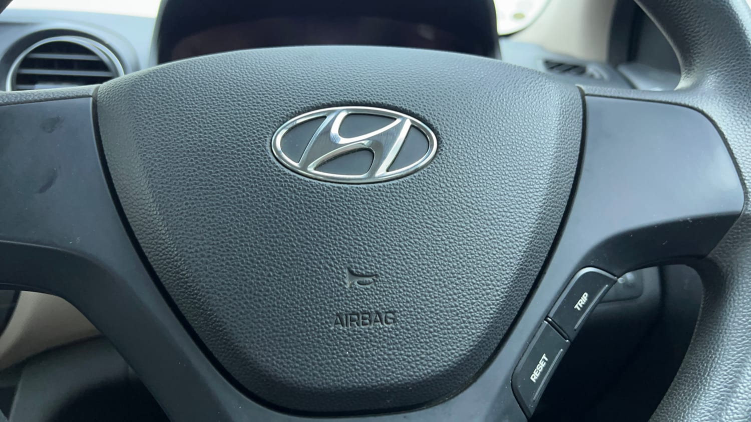 Used 2017 Hyundai Grand i10 Magna AT 1.2 Kappa VTVT Petrol Automatic top_features Airbags