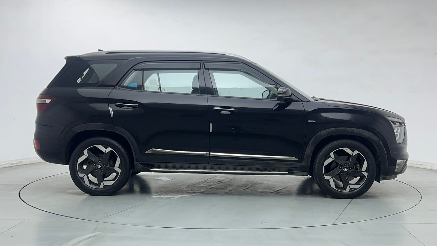 Used 2022 Hyundai Alcazar Signature (O) 6 STR 1.5 Diesel AT Diesel Automatic exterior RIGHT SIDE VIEW