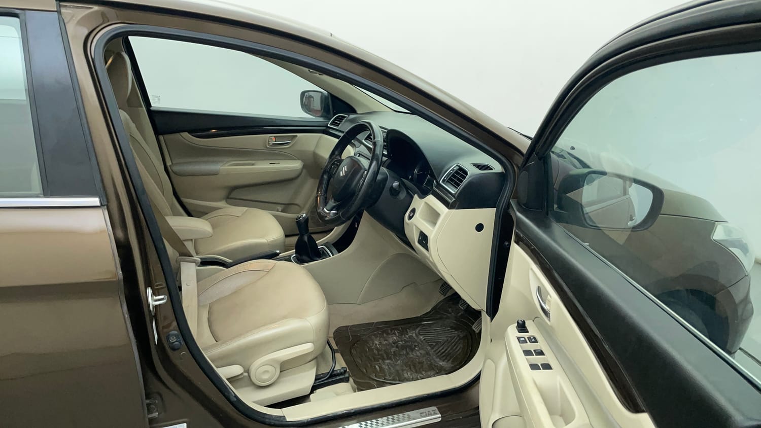 Used 2017 Maruti Suzuki Ciaz Alpha 1.3 Hybrid Diesel Manual interior RIGHT SIDE FRONT DOOR CABIN VIEW