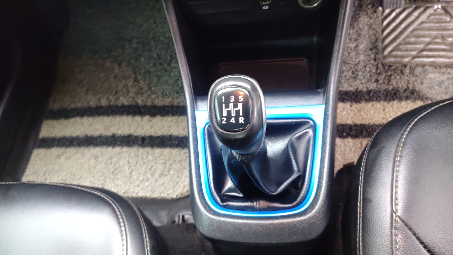 Used 2022 Tata Punch Creative Dual Tone Petrol Manual interior GEAR  KNOB VIEW