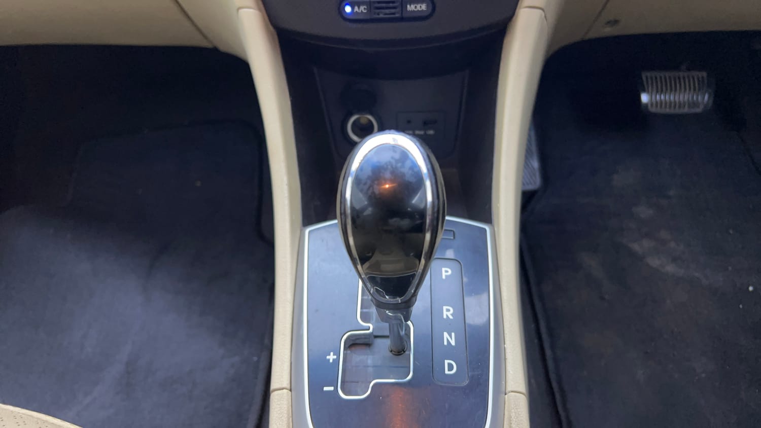 Used 2013 Hyundai Verna Fluidic 1.6 VTVT SX AT Petrol Automatic interior GEAR  KNOB VIEW