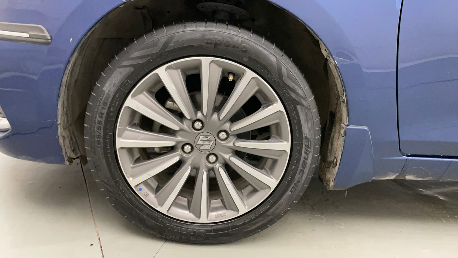 Used 2018 Maruti Suzuki Ciaz Alpha Hybrid 1.5 AT Petrol Automatic tyres LEFT FRONT TYRE RIM VIEW