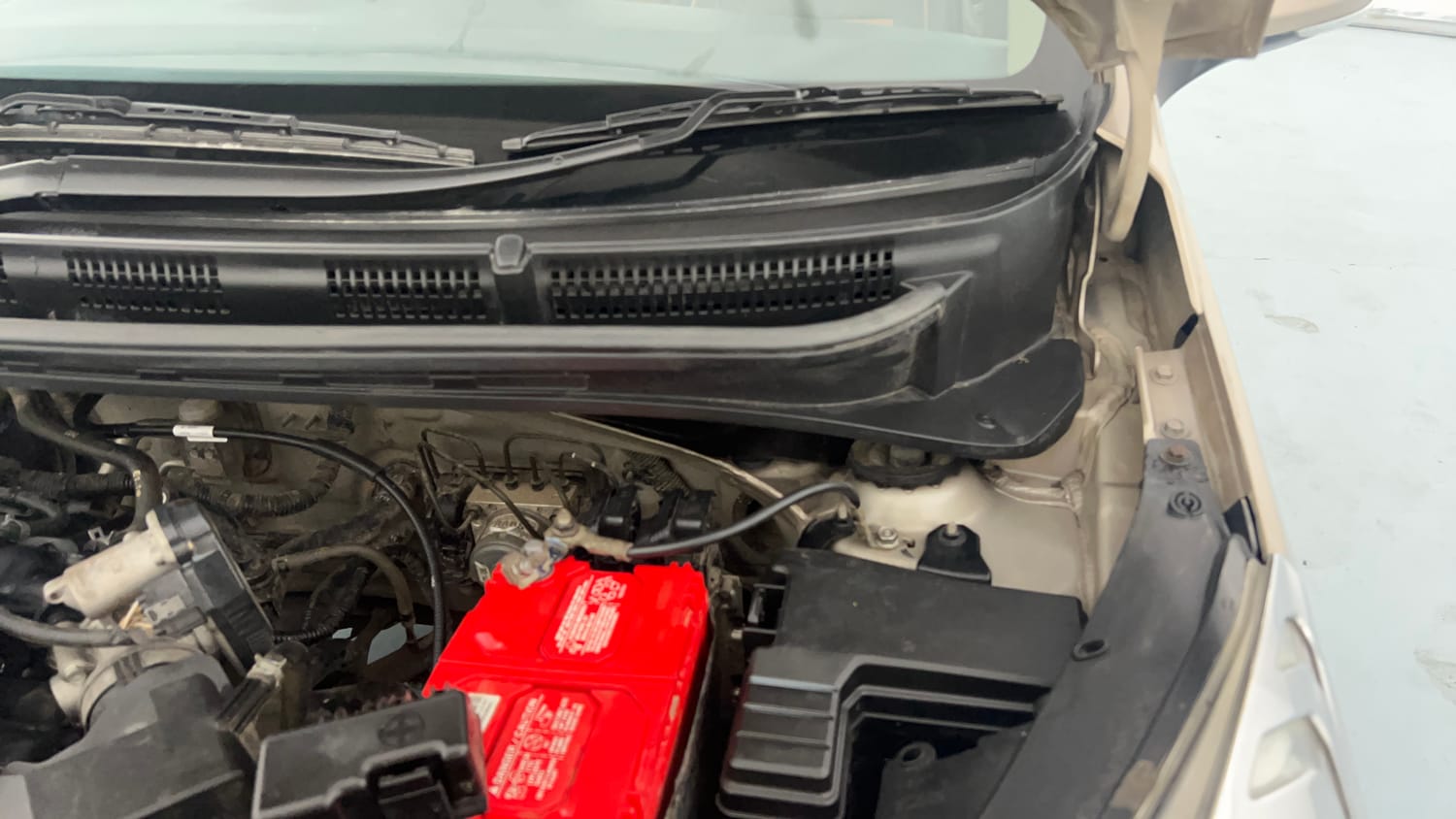 Used 2018 Hyundai Santro Asta Petrol Manual engine ENGINE LEFT SIDE HINGE & APRON VIEW