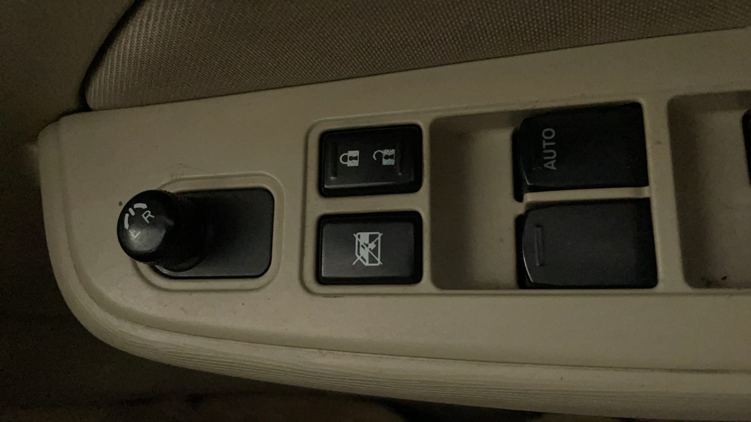 Used 2017 Maruti Suzuki Dzire VXi AMT Petrol Automatic top_features Adjustable ORVM
