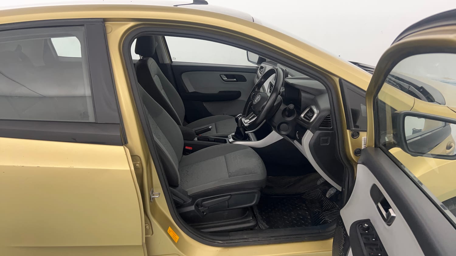 Used 2020 Tata Altroz XZ (O) Petrol Petrol Manual interior RIGHT SIDE FRONT DOOR CABIN VIEW