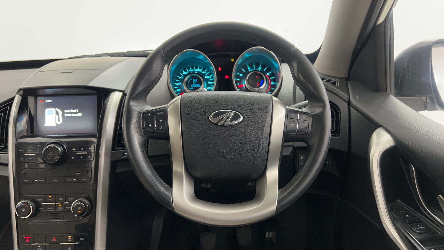 Used 2019 Mahindra XUV500 W9 Diesel Manual interior STEERING VIEW