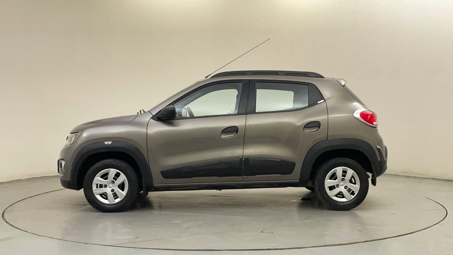 Used 2016 Renault Kwid RXT Petrol Manual exterior LEFT SIDE VIEW