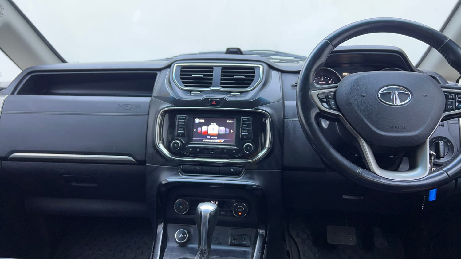 Used 2017 Tata Hexa XTA 4x2 7 STR Diesel Automatic interior MUSIC SYSTEM & AC CONTROL VIEW