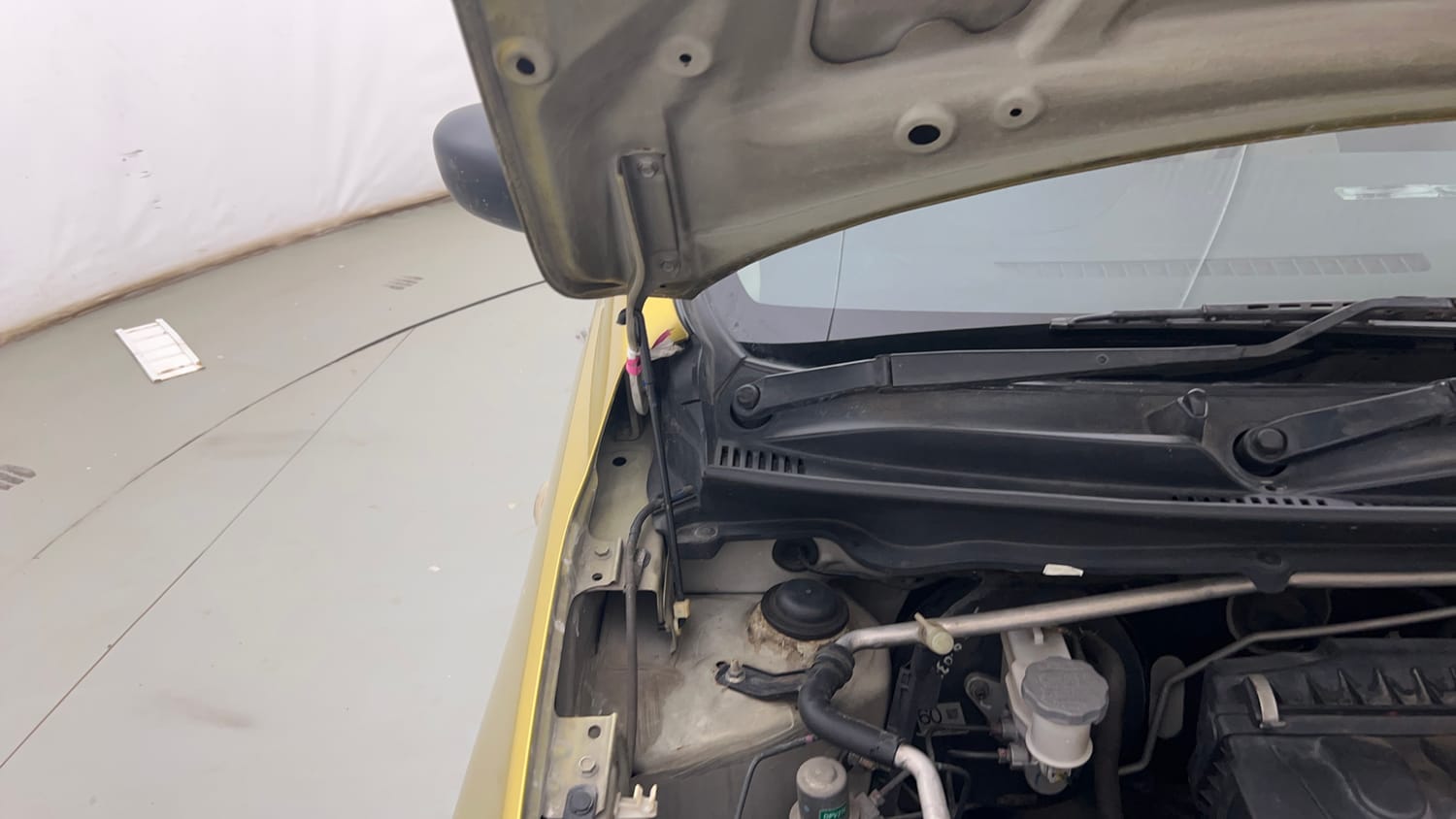 Used 2014 Maruti Suzuki Celerio VXi Petrol Manual engine ENGINE RIGHT SIDE HINGE & APRON VIEW