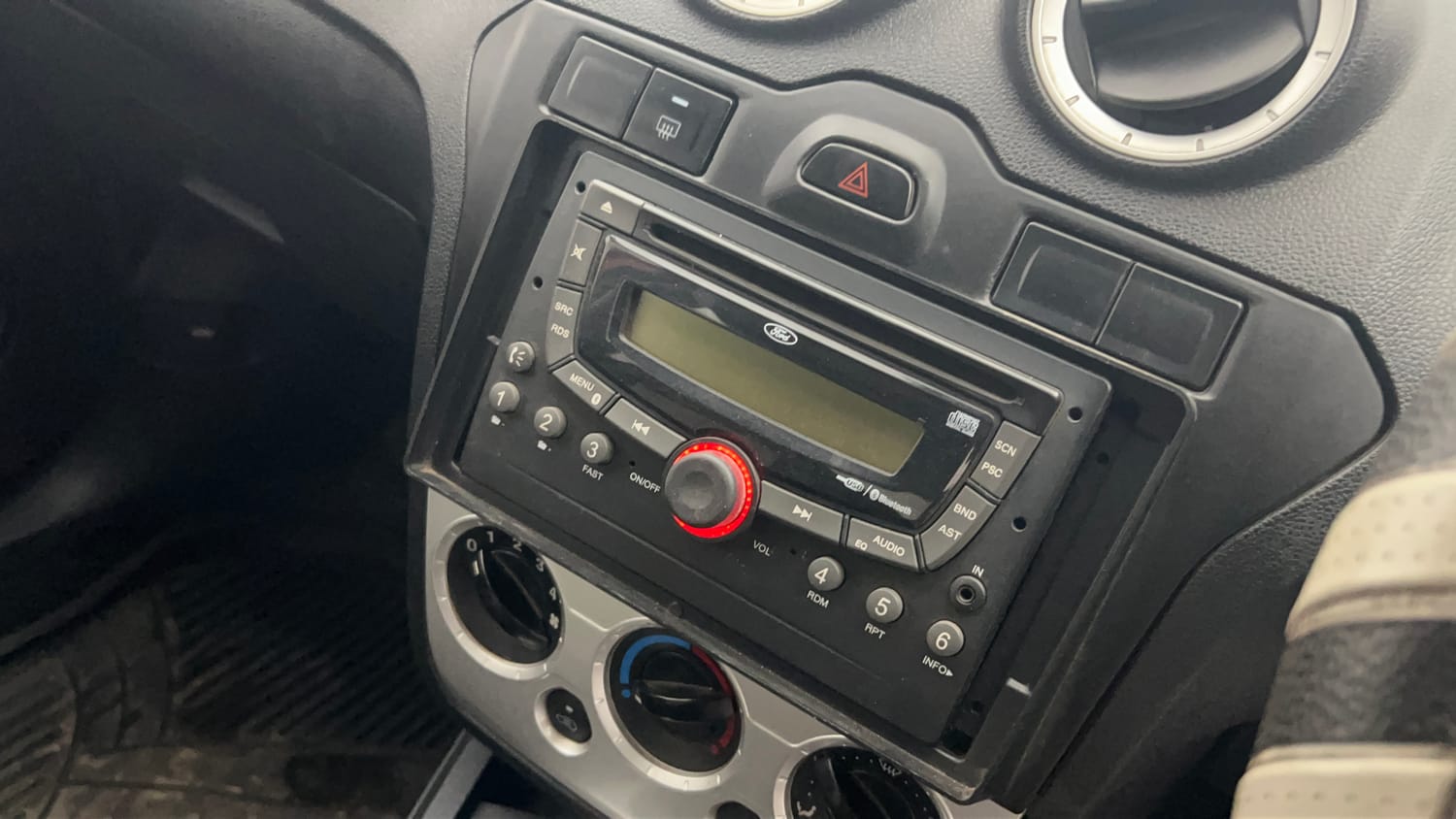 Used 2015 Ford Figo Duratec Petrol ZXI 1.2 Petrol Manual top_features Integrated (in-dash) music system