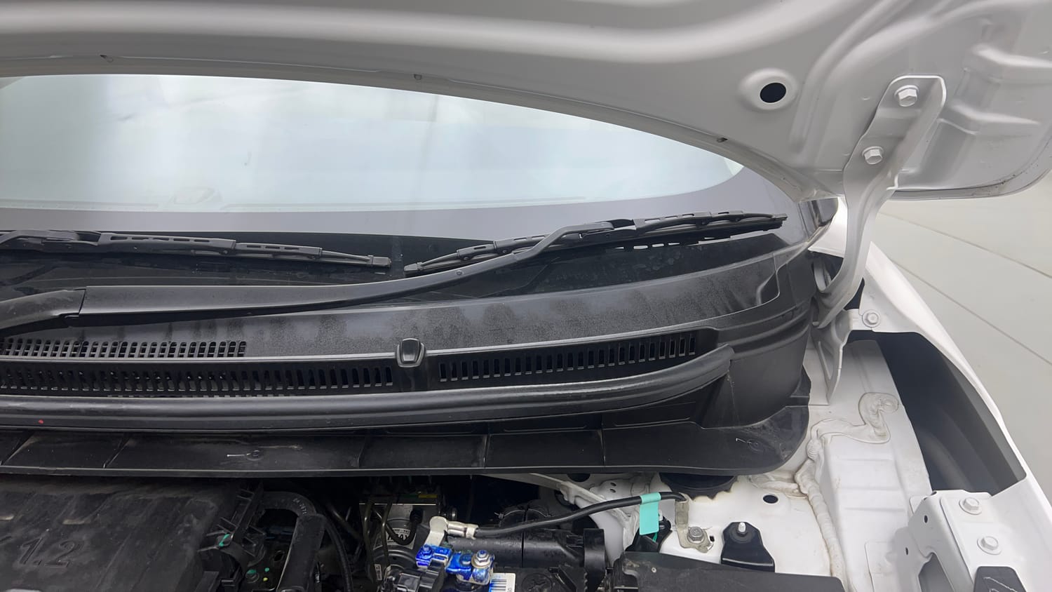 Used 2026 Hyundai Exter 1.2 Kappa Dual CNG MT HX 8 Cng Manual engine ENGINE LEFT SIDE HINGE & APRON VIEW