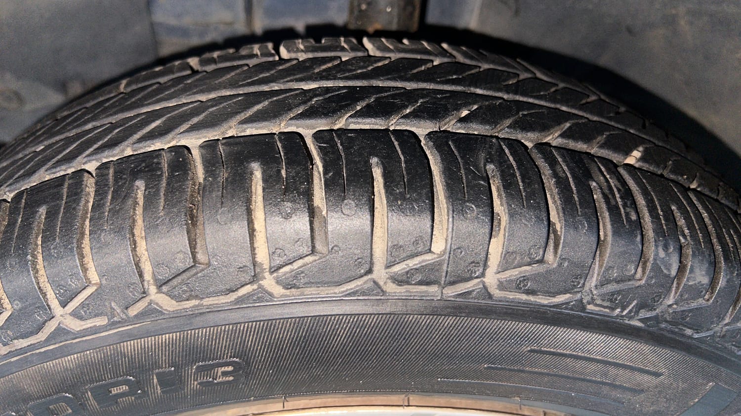 Used 2017 Renault Kwid CLIMBER 1.0 AMT Petrol Automatic tyres LEFT FRONT TYRE TREAD VIEW