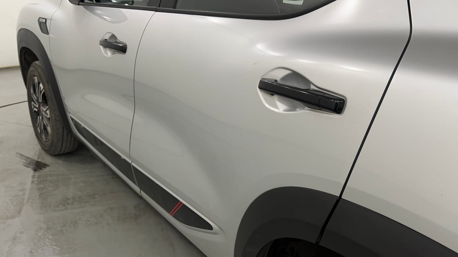 Used 2024 Renault Kiger RXZ Turbo CVT Dual Tone Petrol Automatic dents MINOR DENT