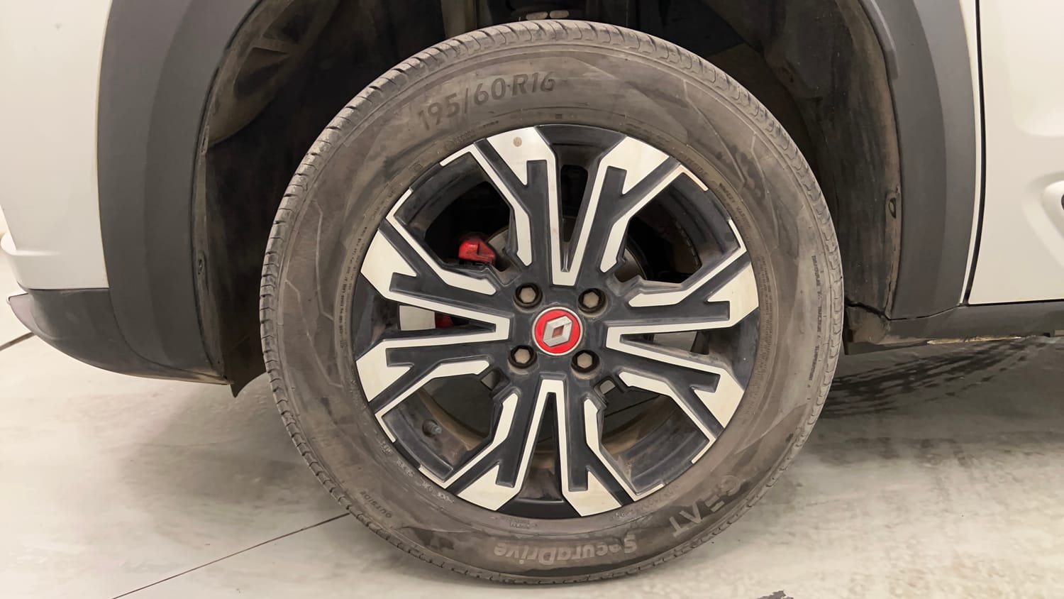 Used 2024 Renault Kiger RXZ Turbo CVT Dual Tone Petrol Automatic tyres LEFT FRONT TYRE RIM VIEW