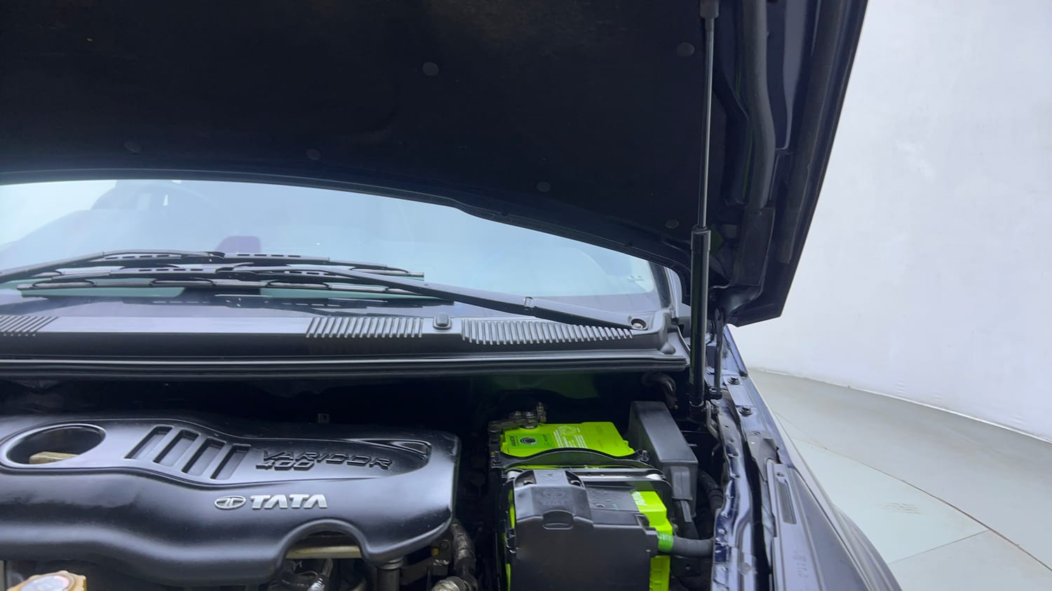 Used 2017 Tata Hexa XTA 4x2 7 STR Diesel Automatic engine ENGINE LEFT SIDE HINGE & APRON VIEW