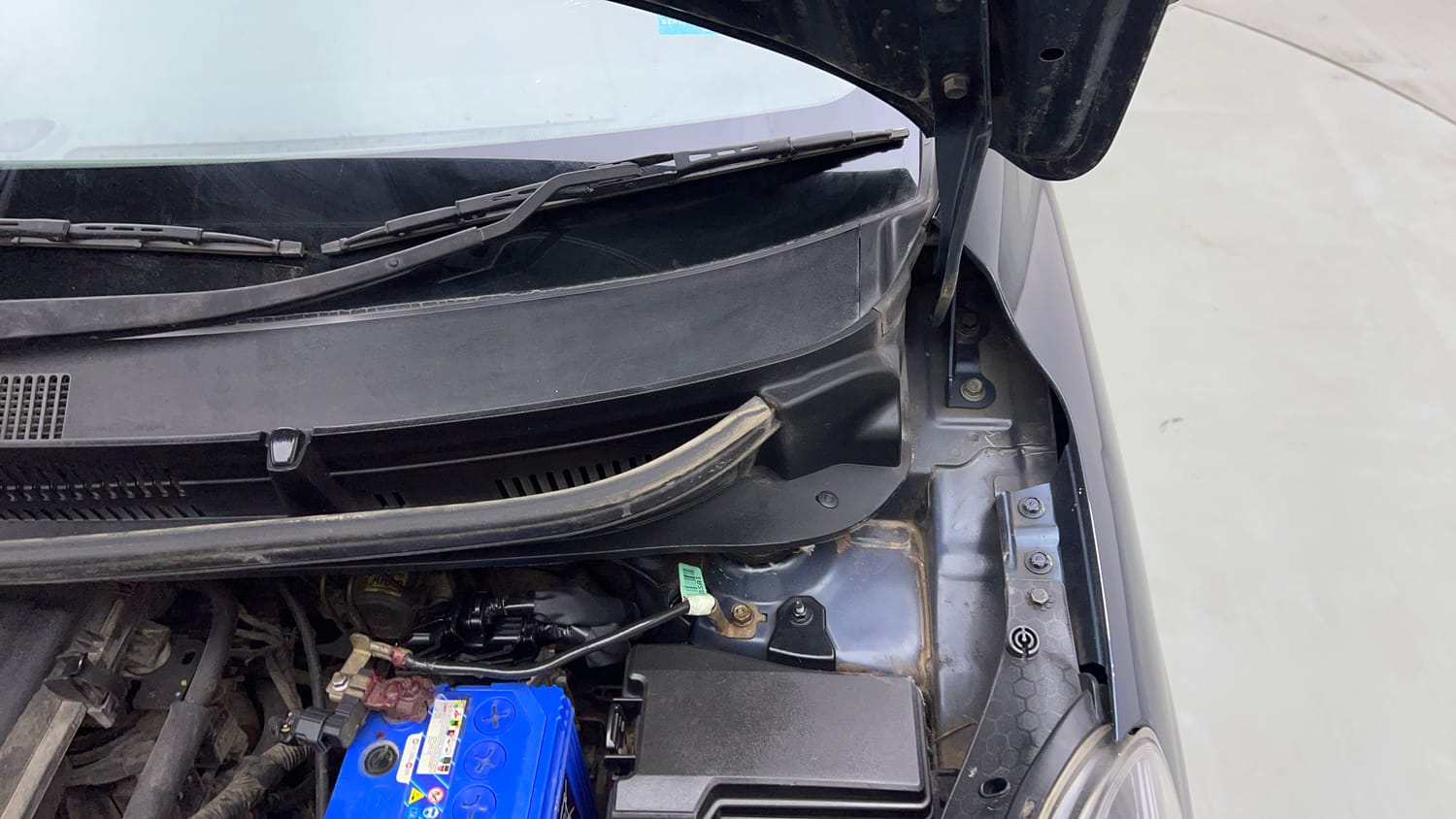 Used 2020 Hyundai Grand i10 Nios Sportz 1.2 Kappa VTVT Petrol Manual engine ENGINE LEFT SIDE HINGE & APRON VIEW