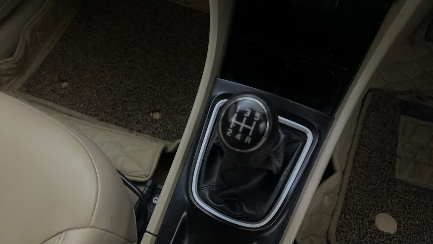 Used 2020 Maruti Suzuki Ciaz Alpha Hybrid 1.5 Petrol Manual interior GEAR  KNOB VIEW