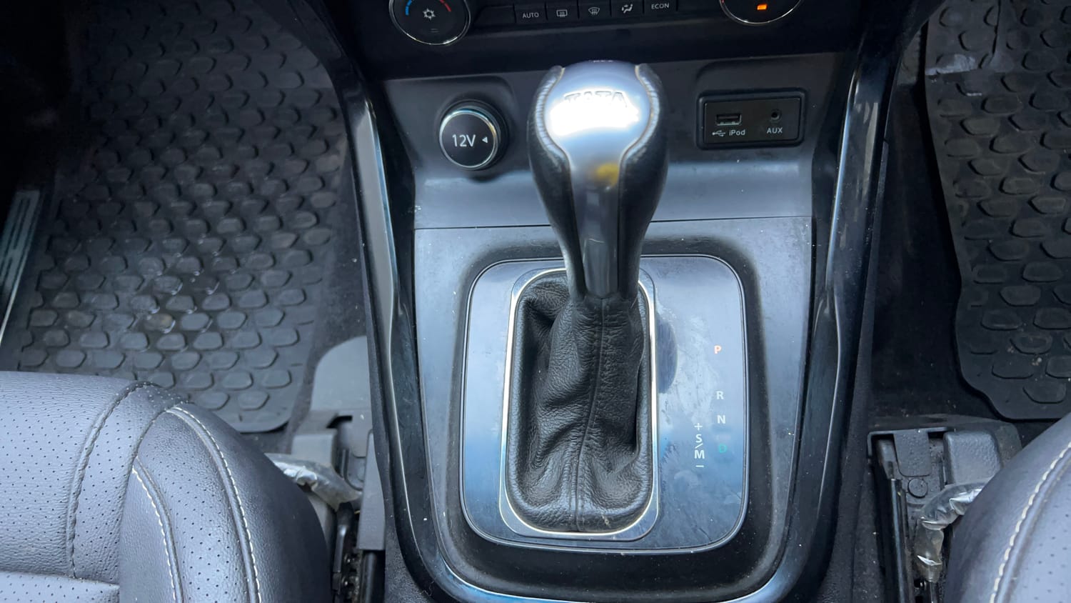 Used 2017 Tata Hexa XTA 4x2 7 STR Diesel Automatic interior GEAR  KNOB VIEW