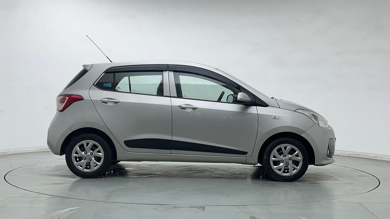 Used 2017 Hyundai Grand i10 Magna 1.2 Kappa VTVT Petrol Manual exterior RIGHT SIDE VIEW