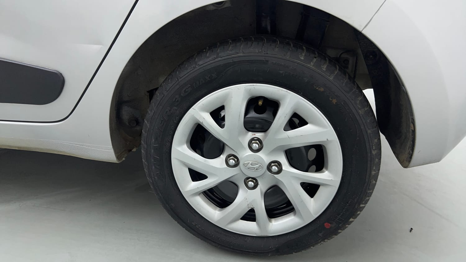 Used 2017 Hyundai Grand i10 Magna 1.2 Kappa VTVT Petrol Manual tyres LEFT REAR TYRE RIM VIEW