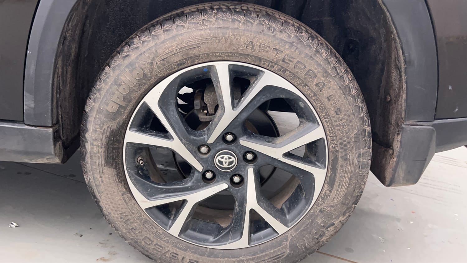 Used 2024 Toyota Urban Cruiser Hyryder V Hybrid Hybrid Automatic tyres LEFT REAR TYRE RIM VIEW
