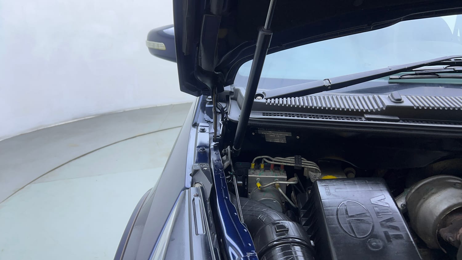 Used 2017 Tata Hexa XTA 4x2 7 STR Diesel Automatic engine ENGINE RIGHT SIDE HINGE & APRON VIEW