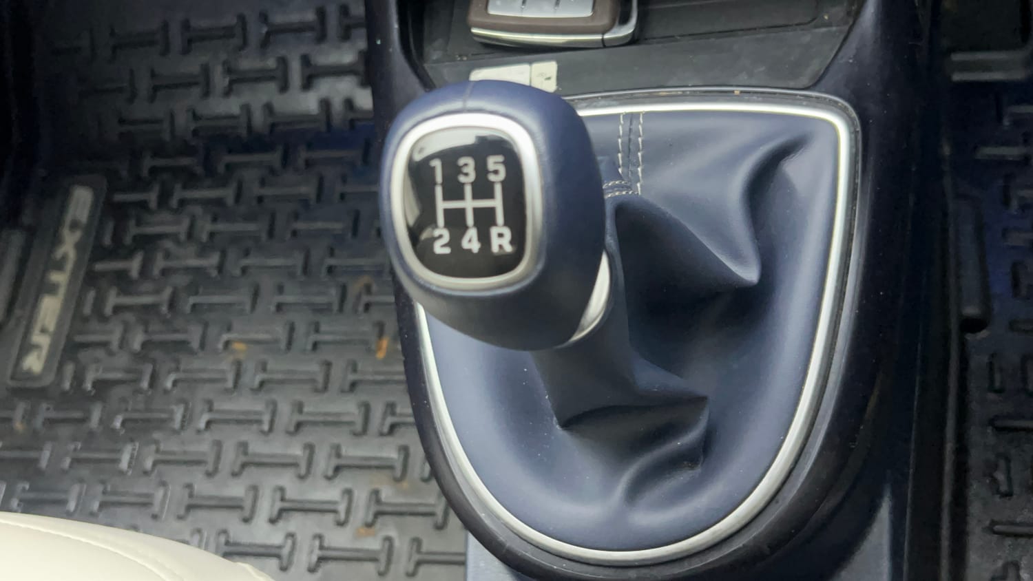 Used 2026 Hyundai Exter 1.2 Kappa Dual CNG MT HX 8 Cng Manual interior GEAR  KNOB VIEW