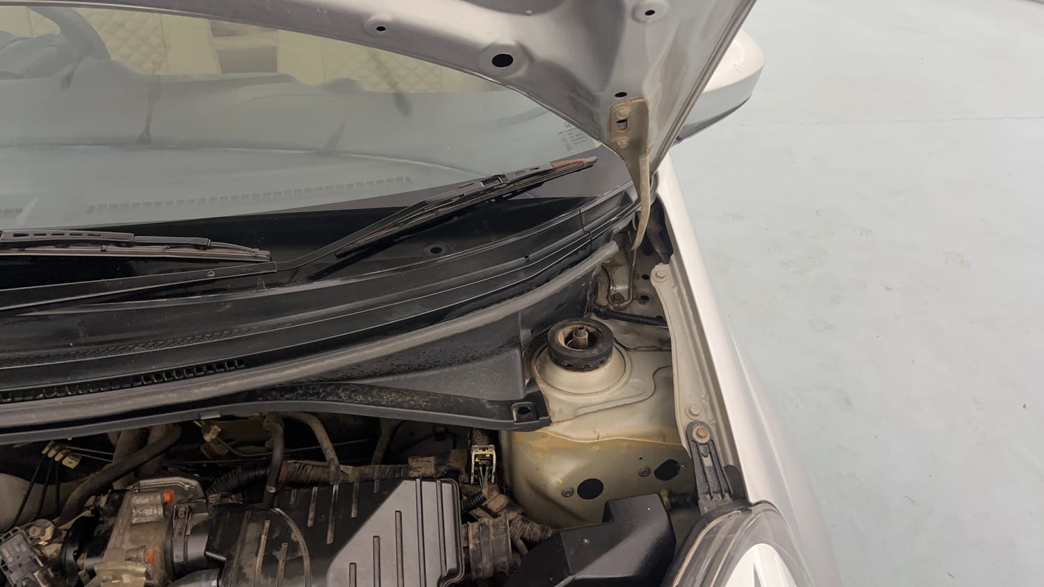 Used 2014 Honda Amaze 1.2 S i-VTEC Petrol Manual engine ENGINE LEFT SIDE HINGE & APRON VIEW