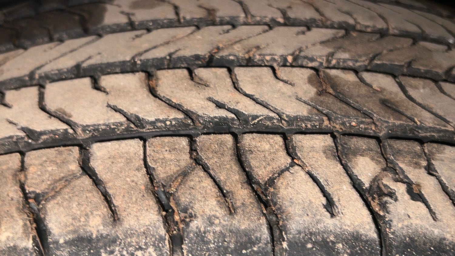 Used 2024 Toyota Urban Cruiser Hyryder V Hybrid Hybrid Automatic tyres RIGHT FRONT TYRE TREAD VIEW