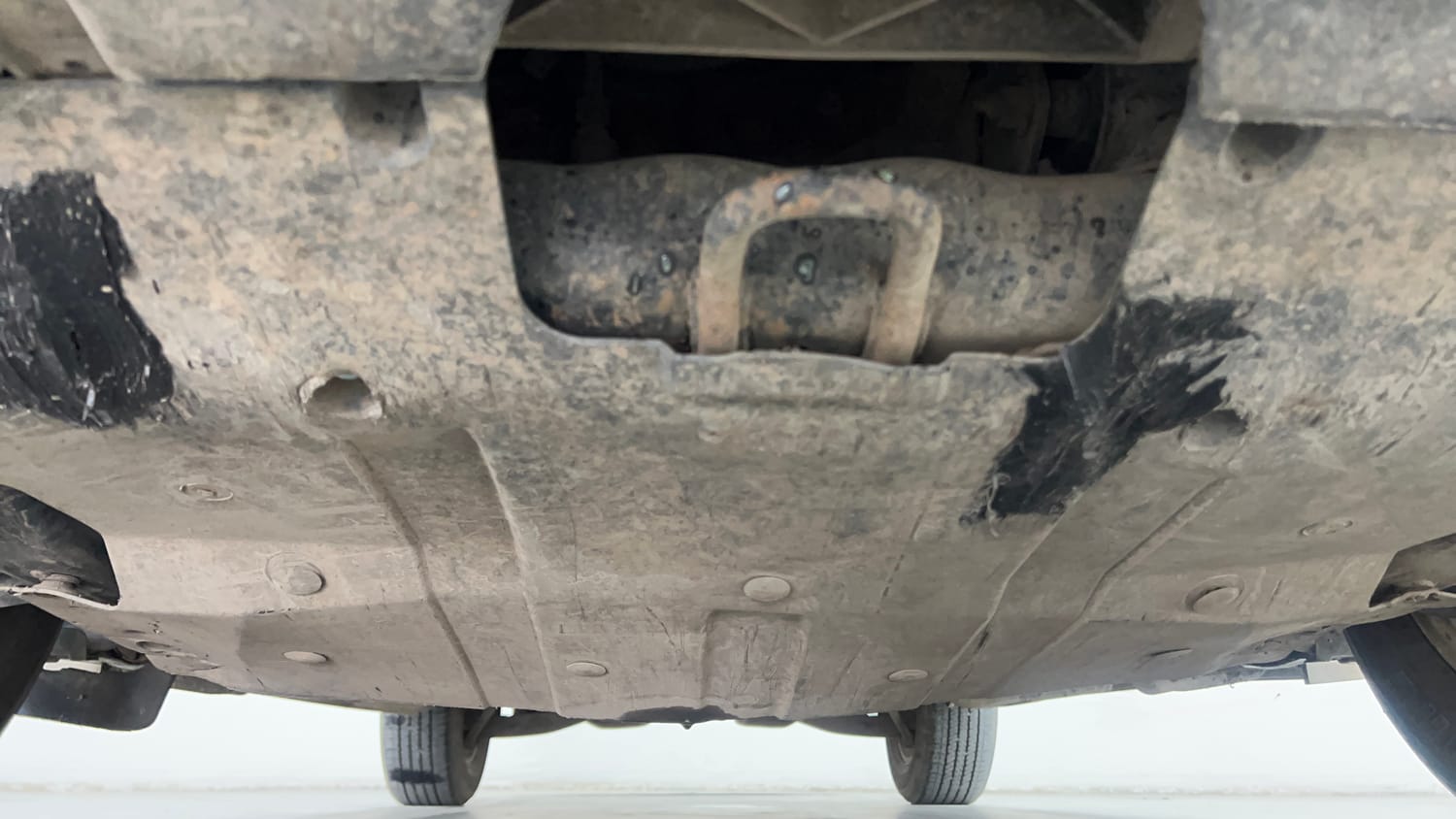 Used 2019 Mahindra XUV500 W9 Diesel Manual extra FRONT LEFT UNDERBODY VIEW