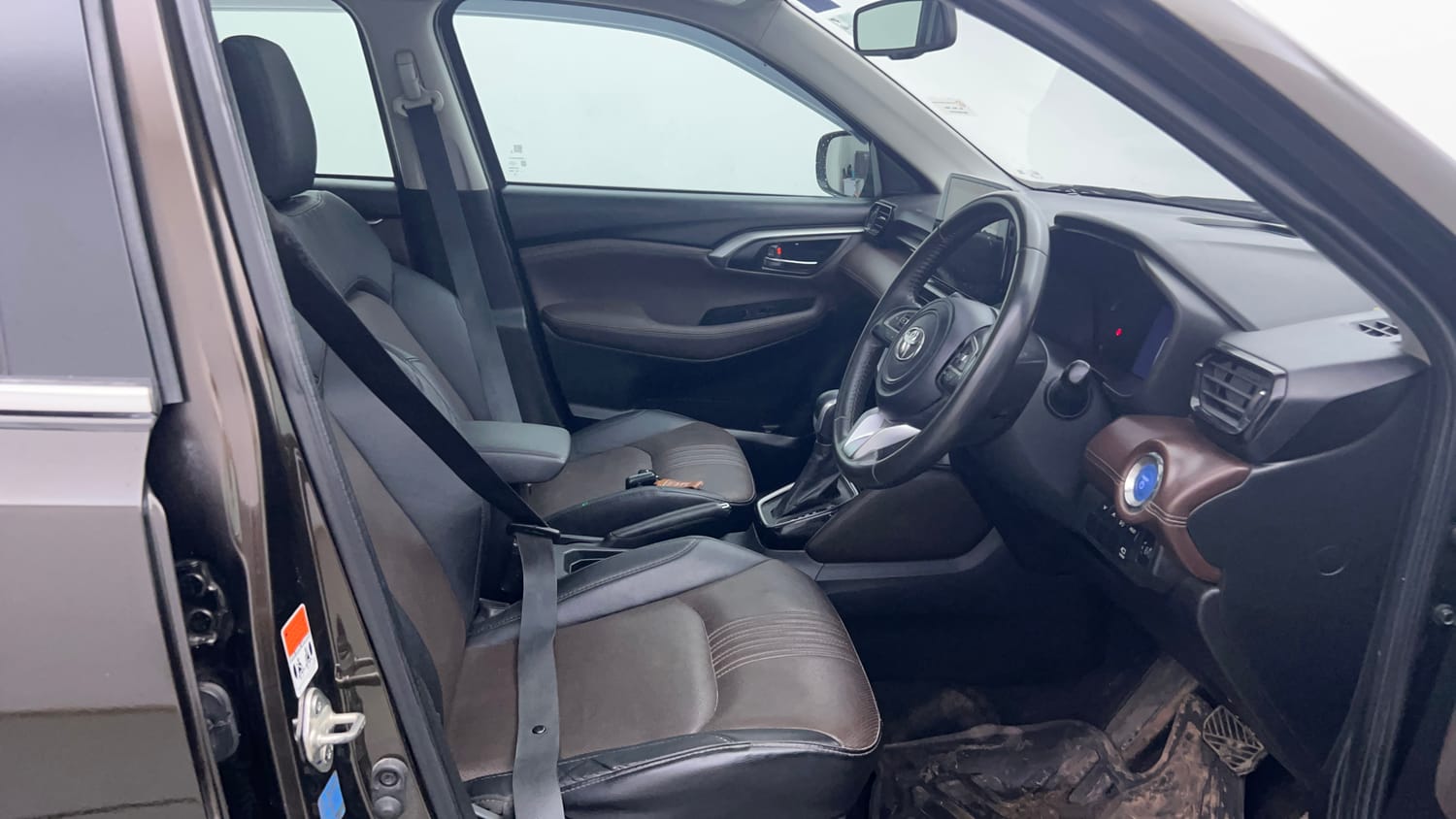 Used 2024 Toyota Urban Cruiser Hyryder V Hybrid Hybrid Automatic interior RIGHT SIDE FRONT DOOR CABIN VIEW