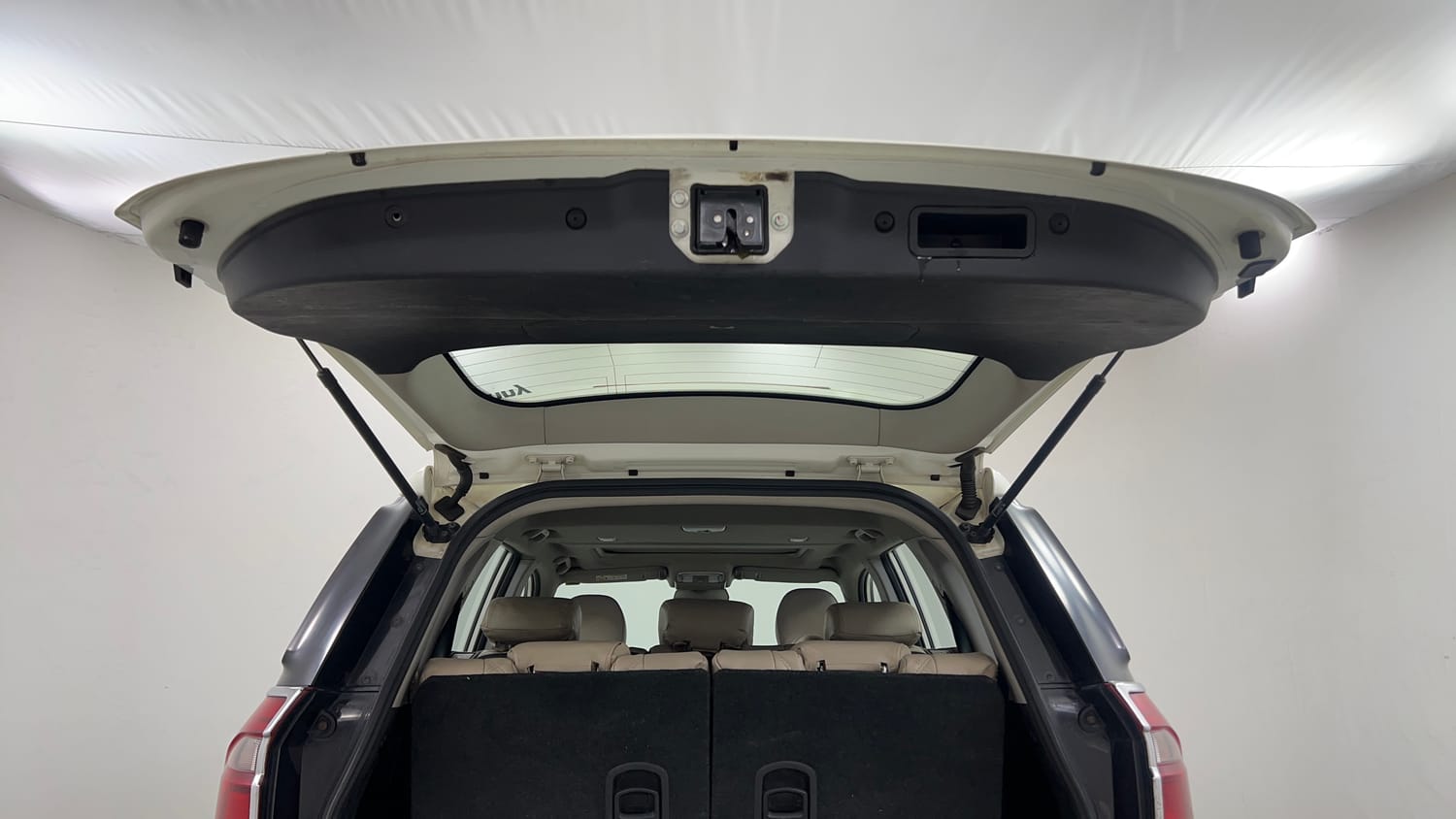 Used 2019 Mahindra XUV500 W9 Diesel Manual interior DICKY DOOR OPEN VIEW
