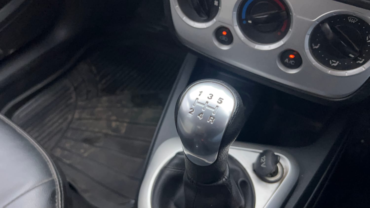 Used 2015 Ford Figo Duratec Petrol ZXI 1.2 Petrol Manual interior GEAR  KNOB VIEW