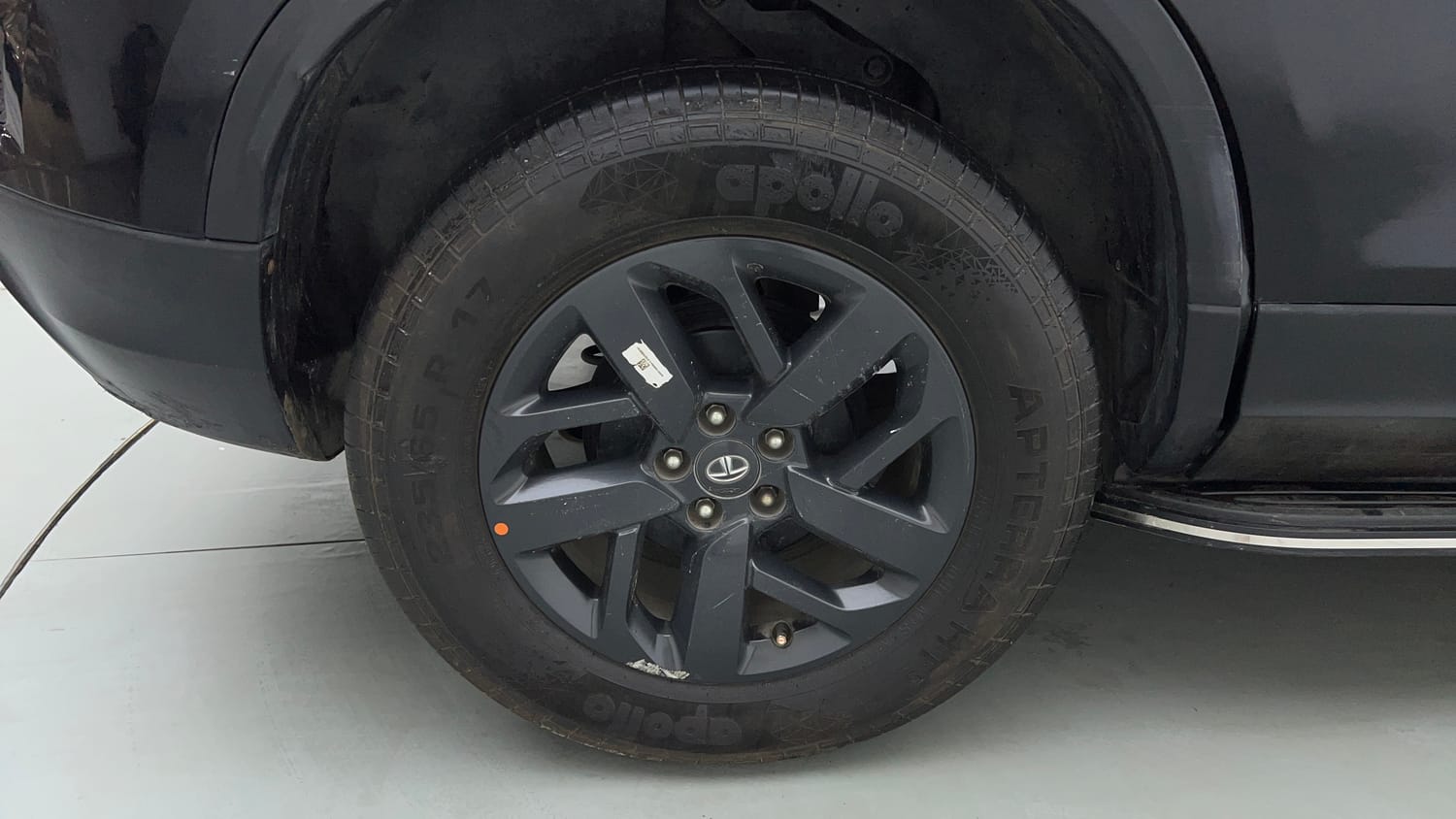Used 2022 Tata Harrier XTA Plus Dark Edition Diesel Automatic tyres RIGHT REAR TYRE RIM VIEW