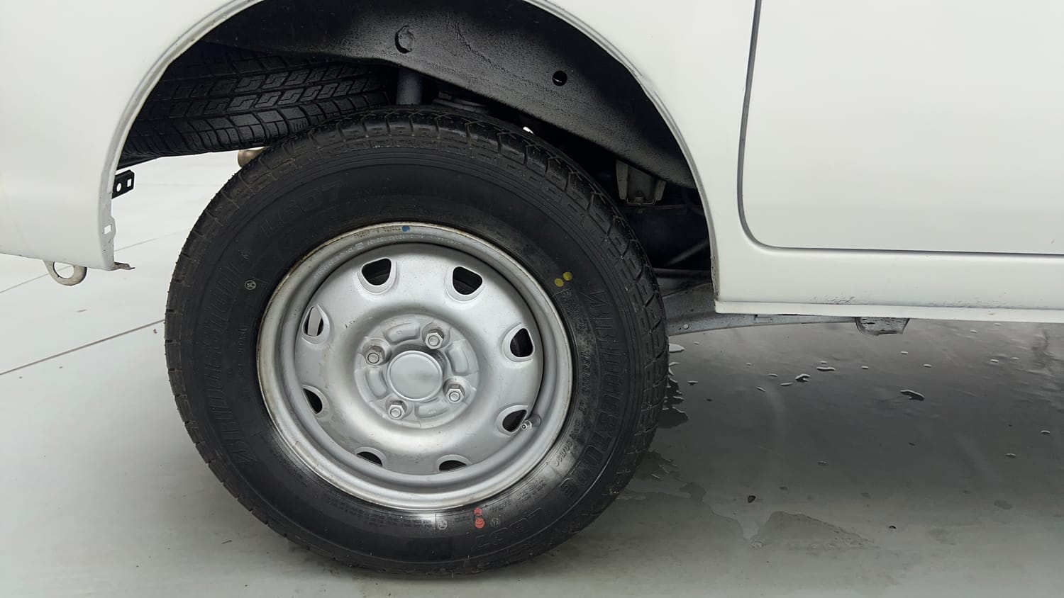 Used 2022 Maruti Suzuki Eeco 5 STR AC (O) Petrol Manual tyres RIGHT REAR TYRE RIM VIEW