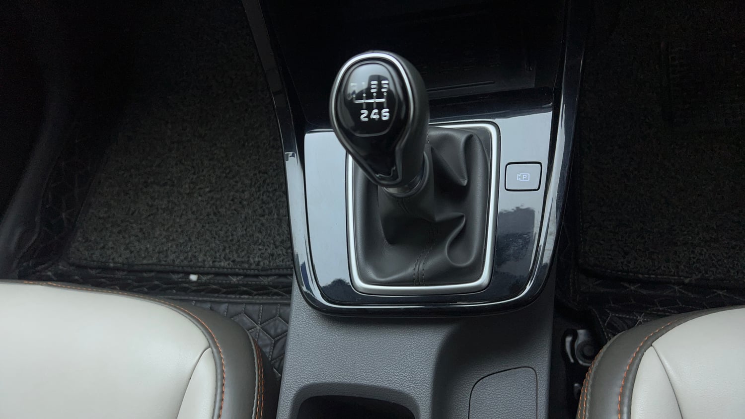 Used 2024 Hyundai Creta 1.5 MPi Petrol MT SX Petrol Manual interior GEAR  KNOB VIEW