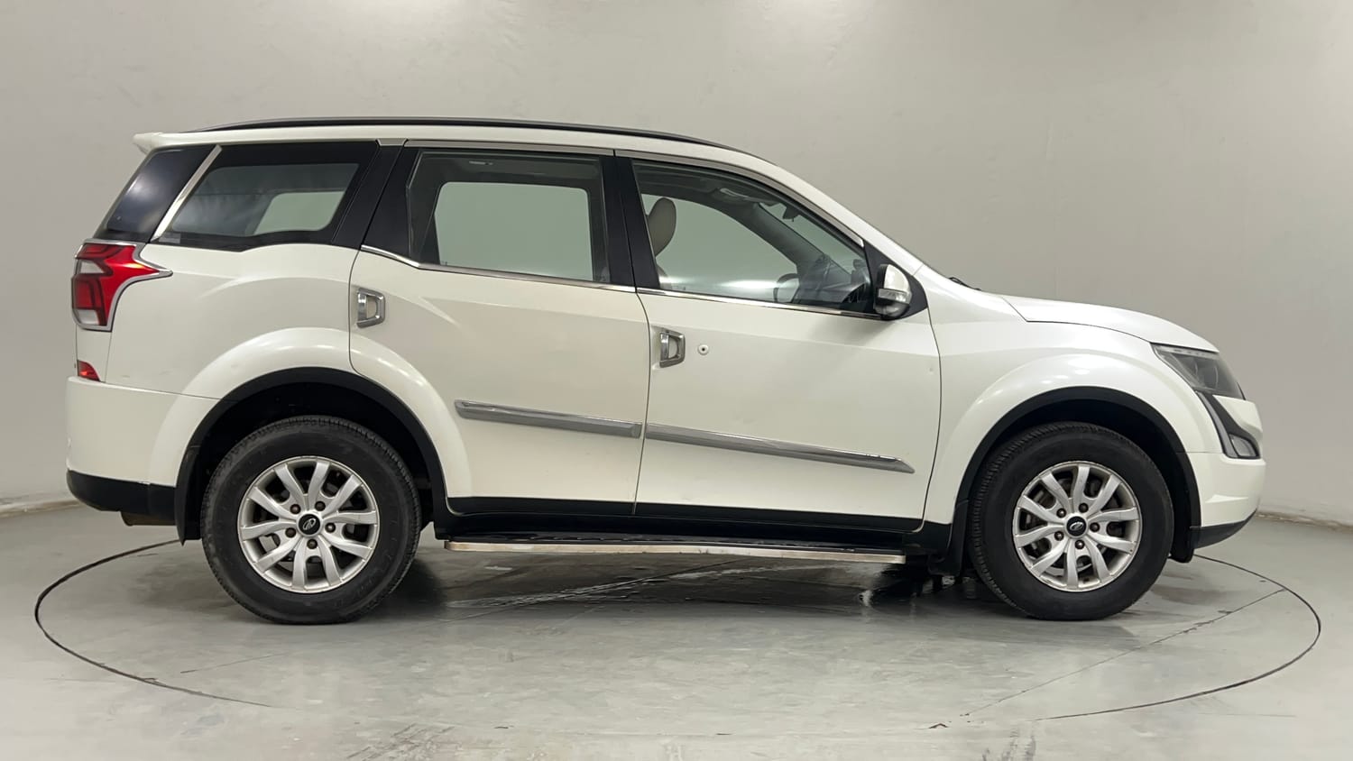 Used 2019 Mahindra XUV500 W9 Diesel Manual exterior RIGHT SIDE VIEW