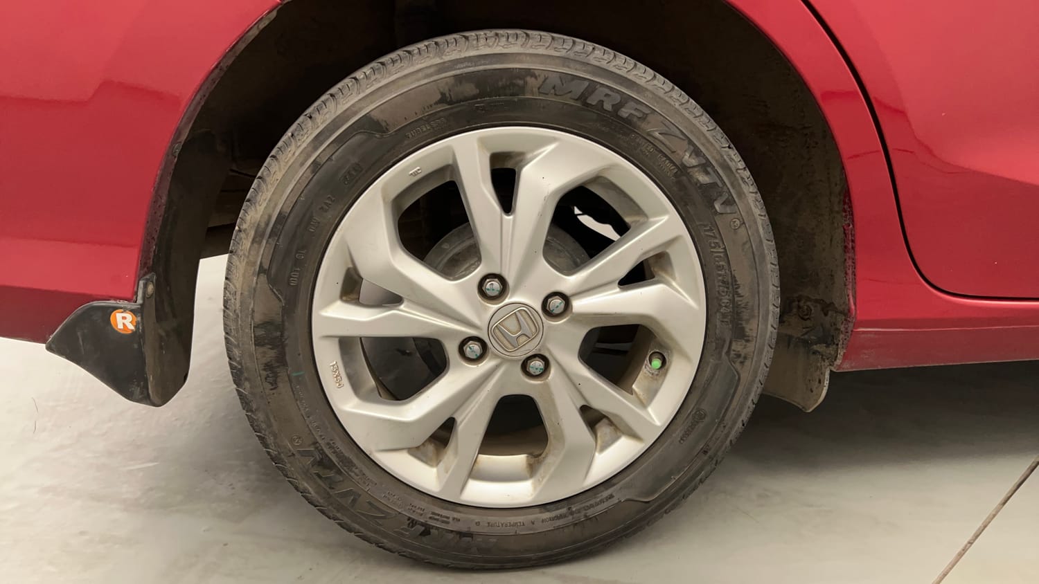 Used 2020 Honda Amaze 1.2 V CVT Petrol Petrol Automatic tyres RIGHT REAR TYRE RIM VIEW
