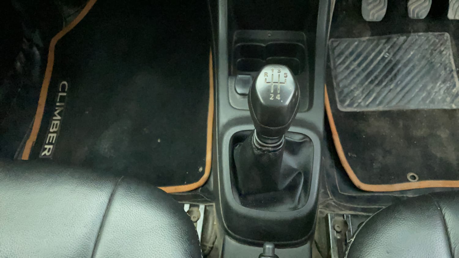 Used 2017 Renault Kwid 1.0 RXT Petrol Manual interior GEAR  KNOB VIEW