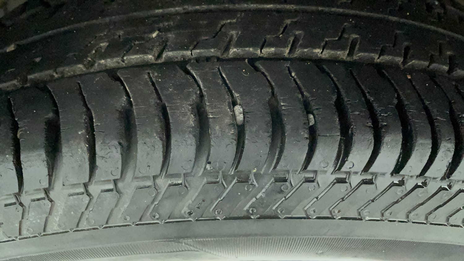 Used 2017 Maruti Suzuki Swift VXi Petrol Manual tyres LEFT FRONT TYRE TREAD VIEW