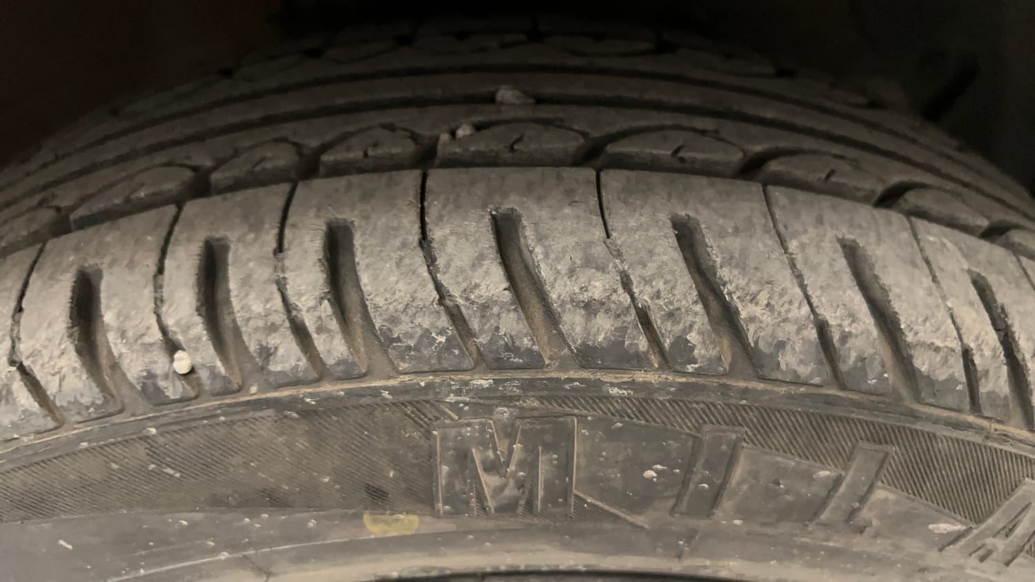 Used 2014 Hyundai Grand i10 Magna 1.2 Kappa VTVT Petrol Manual tyres RIGHT FRONT TYRE TREAD VIEW